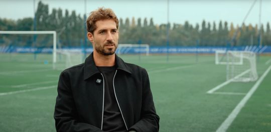 Kevin Trapp tijdens een interview met zijn nieuwe club Paris FC