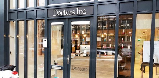 Illustratie voor: Pure Luxe Experience: Reviv Megaboost vitamine infuus bij Doctors Inc.