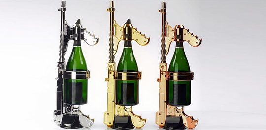 Illustratie voor: Een Gouden Waterpistool van 500 euro dat Champagne Schiet (Video)