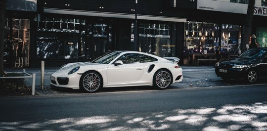 Illustratie voor: Dit zijn de auto’s waar bekende Nederlanders in rondrijden