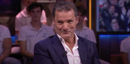 John de Bever tijdens een talkshow