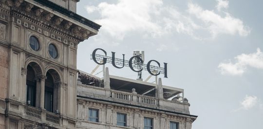 Een pand met daarop de letters Gucci geposteerd