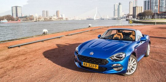 Illustratie voor: Pure Luxe reed met de Prachtige Nieuwe Fiat 124 Spider