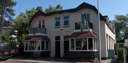De buitekant van pension Code Rosé van de familie Meiland in Noordwijk