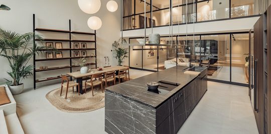 De binnenzijde van het appartement van Robine van der Meer in Amsterdam Oud-Zuid