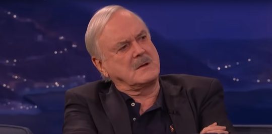 Acteur John Cleese tijdens een interview