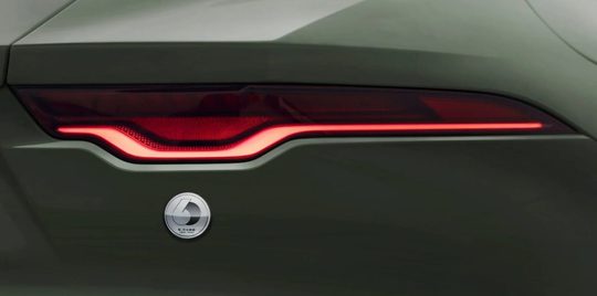 Illustratie voor: Jaguar viert haar 60e verjaardag met brute F-en-E-type