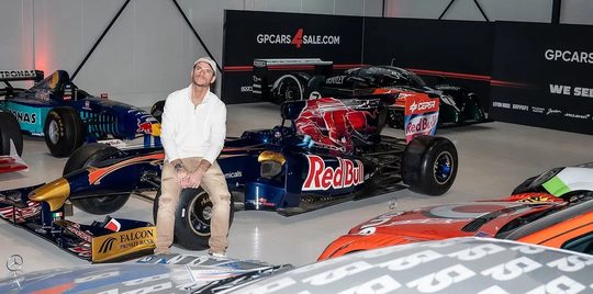 YouTuber WhistlinDiesel terwijl hij op de Toro Rosso Formule 1-auto zit