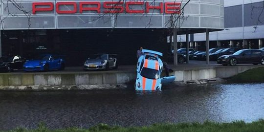 Illustratie voor: Gloednieuwe Porsche 911 van €300.000 Rijdt het Water in bij Porsche Centrum Amsterdam