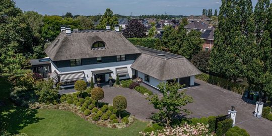 Rietgedekte villa Mijnsheerenland