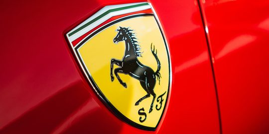 Het welbekende logo van Ferrari, dat overweegt de handbak weer terug te brengen