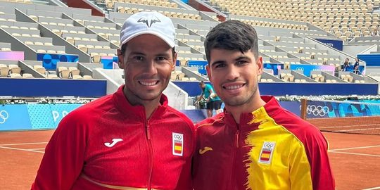 Carlos Alcaraz poseert met Rafael Nadal