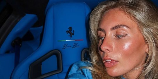 Content creator Bonnie Blue in haar op maat gemaakte Ferrari 458