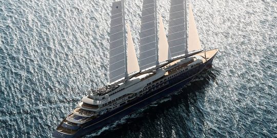 De Orient Express Silenseas, het grootste zeiljacht ter wereld vaart over de territoriale wateren