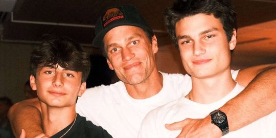 Tom Brady samen met zijn twee zonen, waarvan hij er één een horloge van Jacob & Co. cadeau heeft gedaan
