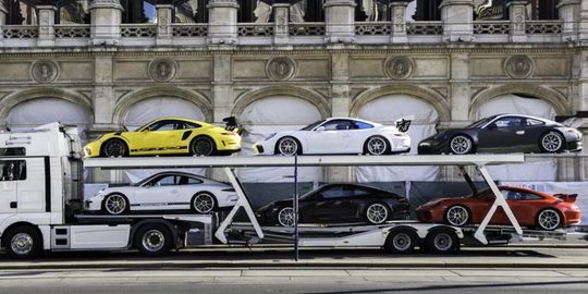 De Porsche 911-collectie van een steenrijke architect uit Oostenrijk op een trailer die naar de veiling gaat