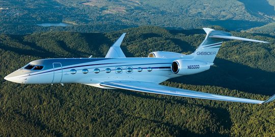 Een Gulfstream-privéjet die door de lucht vliegt
