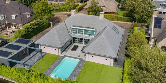 Het bovenaanzicht van de villa in Noordwijk met zwembad