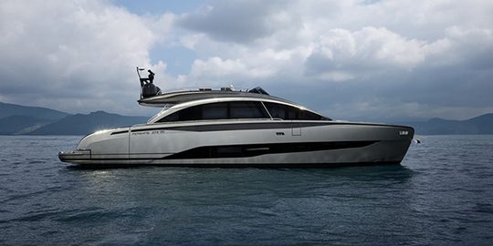 De Pershing GTX70 vaart op het water