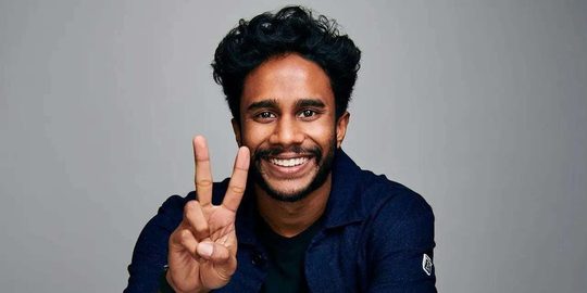 Multimiljonair Vinay Hiremath poseert met een peace-teken