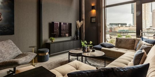 De woonkamer van het appartement van Jerdy Schouten in Rotterdam