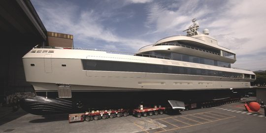 Het door Giorgio Armani ontworpen superjacht gaat naar de Monaco Yacht Show