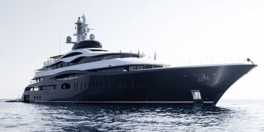 Feadship Launchpad, één van de superjachten van Mark Zuckerberg die dat van Jeff Bezos trof