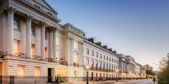 De buitenzijde van het herenhuis in Londen dat over een dakterras beschikt