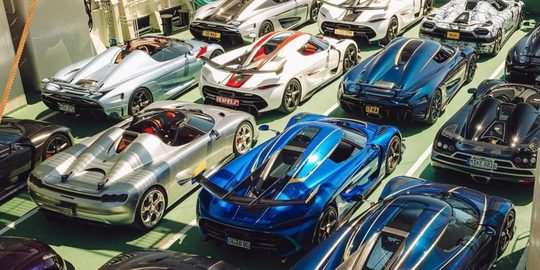 De auto's van Koenigsegg op het dek van de veerboot