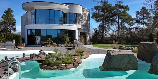 De buitenzijde van de moderne villa die goedkoop is