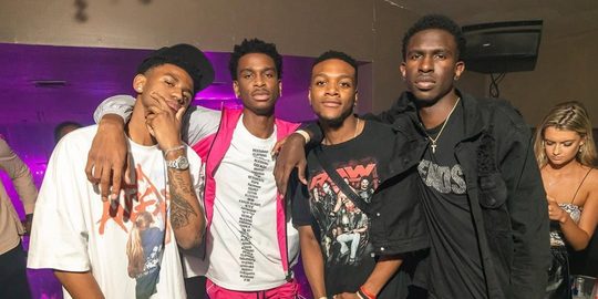 De basketballer en een aantal teamgenoten aan wie hij een Rolex gaf