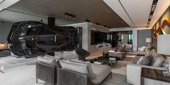 De Pagani Zonda aan de muur in het appartement