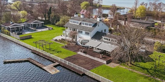 De enorme villa in Vinkeveen
