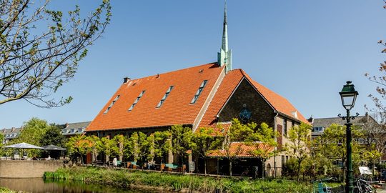 De buitenzijde van de Haagse kerk