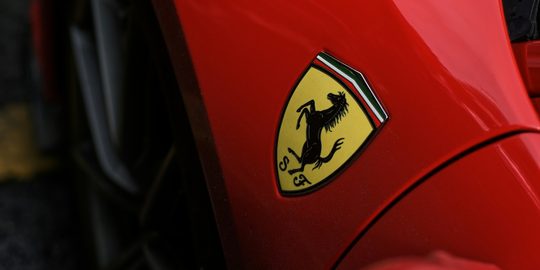Het logo van Ferrari, het merk dat de lancering van de tweede elektrische auto heeft uitgesteld