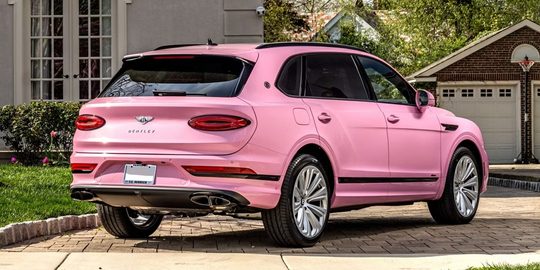 De felroze Bentley Bentayga