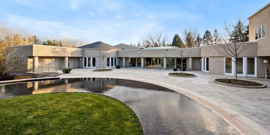 De buitenzijde van de voormalige villa van Michael Jordan