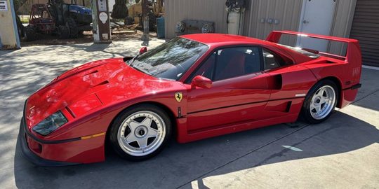 De Ferrari F40 die te koop staat op een particulier verkoopplatform