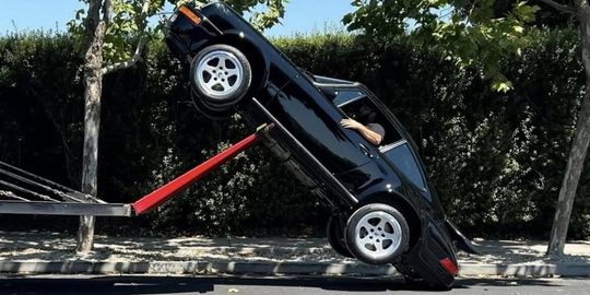 De auto die beschadigd raakte door een ongeluk met een trailer