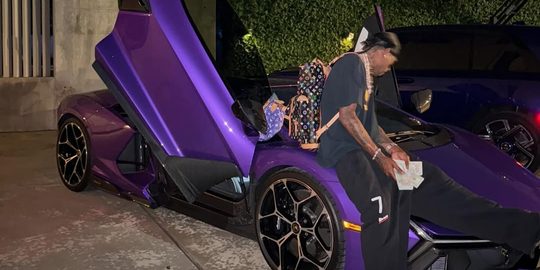 Travis Scott met zijn nieuwe Lamborghini Revuelto