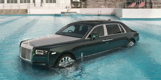 De Rolls-Royce in het zwembad