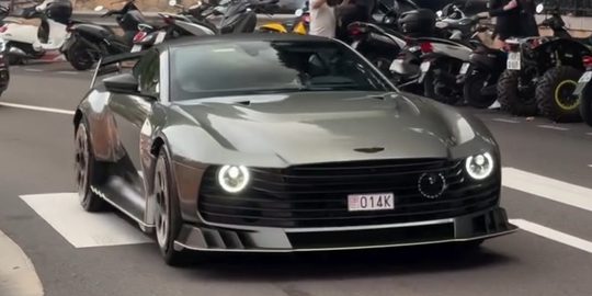 Fernando Alonso in zijn Aston Martin Valiant