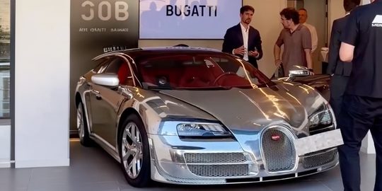 Fernando Alonso bij zijn nieuwe Bugatti