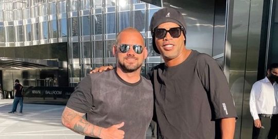 Wesley Sneijder naast Ronaldinho