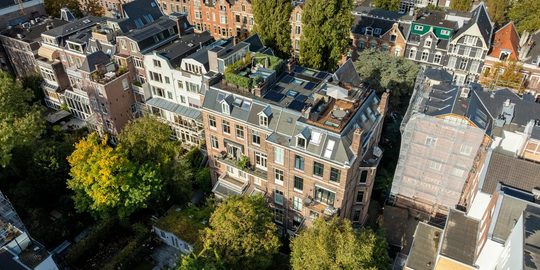De buitenzijde van de Amsterdamse bovenwoning