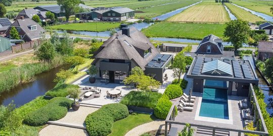De voorzijde van de villa in Vinkeveen