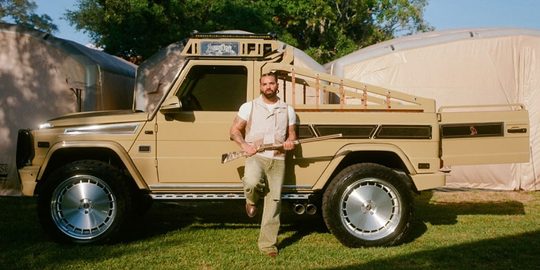 Drake naast zijn Mercedes G-Klasse