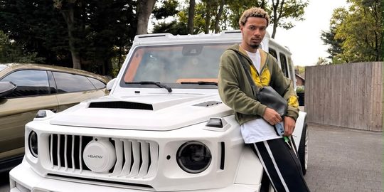 Hugo Ekitike naast zijn Mercedes G63