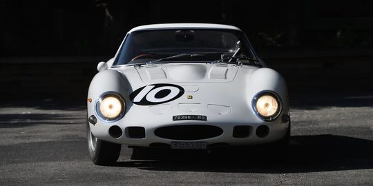 De neus van de witte Ferrari 250 GTO