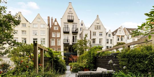 De achtertuin van het te koop staande grachtenpand aan de Keizersgracht in Amsterdam